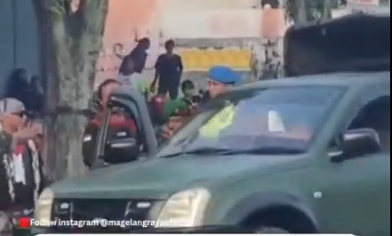 Momen Mobil Dinas TNI Ditendang Anggota Ormas di Magelang